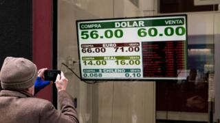 Una pizarra mostrando el dólar en 60 pesos.