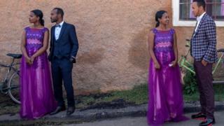Des couples lors d'un mariage