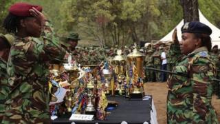 Naibu Inspekta Jenerali wa Polisi Edward Mbugua, alionyesha wasiwasi juu ya maafisa wa polisi walisukwa nywele zenye mapambo ya kuvutia jambo ambalo ni uk