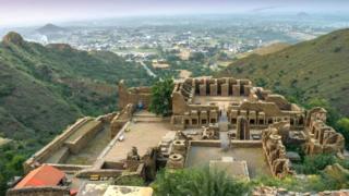Buddhist ruins of Takht-i-Bahi by Hidayat-ur-Rehman