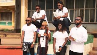 Dem dey take photo