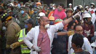 Rescatistas, médicos, voluntarios: todos trabajando juntos.