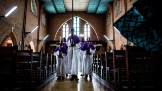 Des clercs à l'église Notre Dame de Kinshasa (illustration).