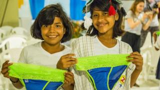 Ideia de absorvente feminino surgiu em viagem à Uganda