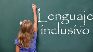 Niña escribe en una pizarra lenguaje inclusivo.