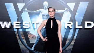 Evan Rachel Wood, protagonista de la serie Westworld con el logo de la serie