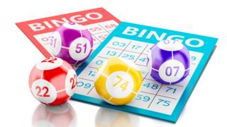 Cartones y bolillas de bingo