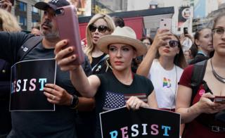 Alyssa Milano rodeada de gente con sus móviles