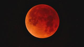 Une "lune de sang" est un spectacle observable à l'œil nu