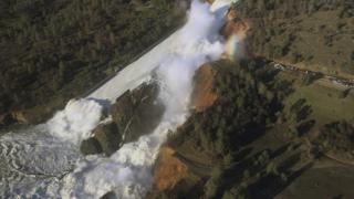 Foto aérea da represa transbordada