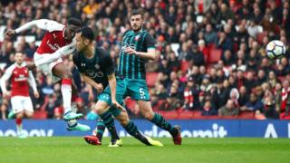 Danny Welbeck marquant le second but d'Arsenal.