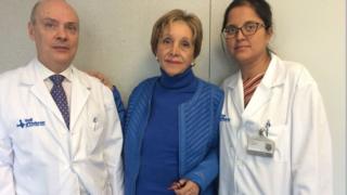 María José del Valle con dos médicos.