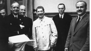 Joachim von Ribbentrop (izq.), Stalin y Viacheslav Molotov (der.)