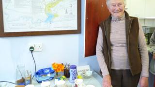 Un o'r gwirfoddolwyr Carol Ann Jones