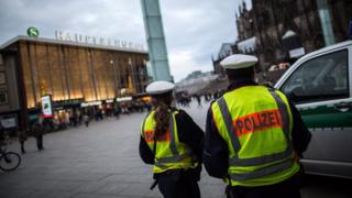 Дежурная полиция Германии на центральном железнодорожном вокзале в Кельне, Германия 10 января 2016 г.
