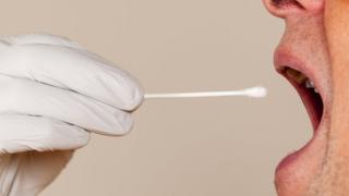 DNA testi yapılan bir kişi
