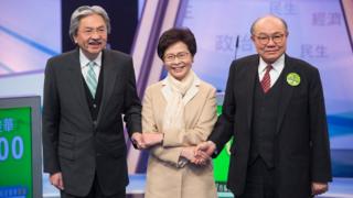 曾俊华(左)、林郑月娥(中)与胡国兴(右)在电视辩论现场(14/3/2017)