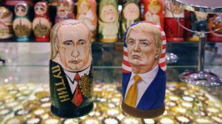 Unas muñecas rusas con la cara de Vladimir Putin y Donald Trump.