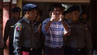 ရိုက်တာ သတင်းထောက် အင်းစိန် တရားရုံးမှာ ရုံးထုတ်လာစဉ်