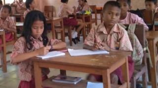 Murid SD di Desa Sole, Seram sering tak ada guru di sekolah mereka, cerita Delianti Umasugi, seorang guru honorer.
