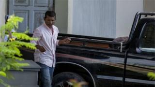 নিহতের মরদেহ গ্রহণ করছেন তার স্বামী