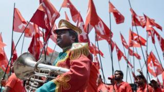 Hindistan Bengaluru'da işçiler geleneksel işçi bayramı kutlamalarında kırmızı uniformalarının içinde