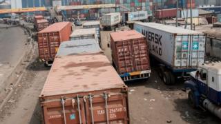 Kontena adpiala ụgbọala na 'Tradefair' n'ụzọ Badagry na Lagọọsi