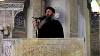 Kiongozi wa wapiganaji wa Islamic State Abu Bakr al-Baghdad akihutubia Mosul 2014