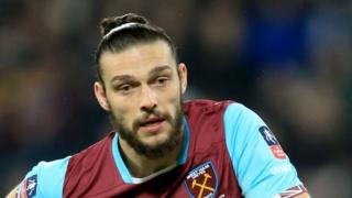 Ciyaaryahankan afka hore uga dheela West Ham ayaa sheegay in toban gaari ku dhacay intii uu lafihiisa la baxsanayay