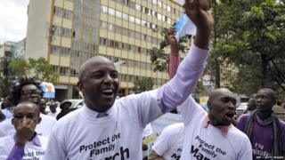 Кенийцы, некоторые из которых являются членами христианской лоббистской группы, протестуют против гомосексуализма в Найроби в понедельник.