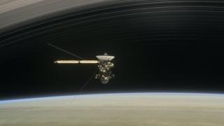   Ilustración de la sonda Cassini acercándose a Saturno 