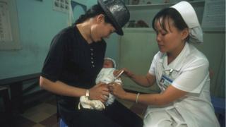 Tiêm chủng tại khoa sơ sinh, bệnh viện Từ Dũ, TP HCM