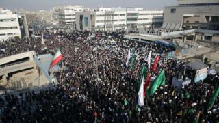 تظاهرات امروز حامیان حکومت در مشهد از همان میدانی آغاز شد که تظاهرات ضدحکومتی هفته گذشته شروع شده بود
