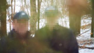 Der Spiegel iltica talebinde bulunduğunu iddia ettiği subaylardan ikisinin fotoğrafını, yüzlerini gizleyerek yayınladı.