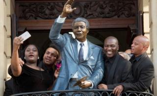 People take selfies with the unveiled statue of Nelson Mandela, former South African president, at the City Hall in Cape Town, on July 24, 2018.