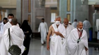 السعودية تعلّق العمرة مؤقتاً قبل شهرين من شهر رمضان