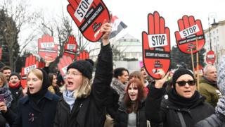 Люди принимают участие в общенациональной женской забастовке "Черная пятница"