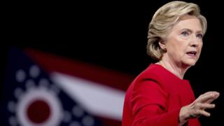 Clinton seçim kampanyasında konuşma yaparken.