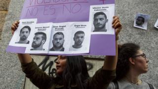 Una mujer sostiene una
