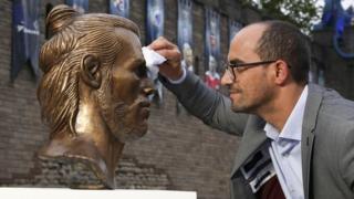 Gareth Bale sculpture with sculptor Emanuel Santos