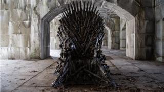 El trono de espadas de Juego de tronos.