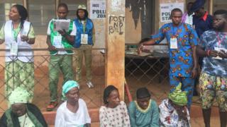 Both mama, papa, young pipo don full for wia dem go vote on Saturday for some polling unit inside Ekiti