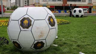 Belediye işçileri, siyah beyaz toplardaki siyah noktaları Beşiktaş renkleri olduğu ve 'Fenerbahçe'ye ayıp olur' gerekçesiyle belediye logolarıyla kapattı.