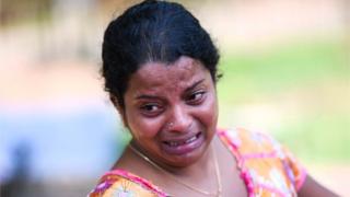 శ్రీలంక పేలుళ్లలో తమవారిని కోల్పోయి రోదిస్తున్న మహిళ