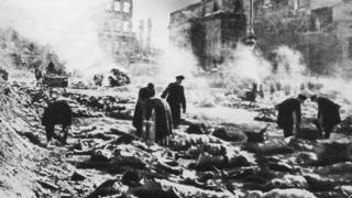 Personas muertas en la calle de Dresde