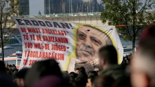 د لاریون کوونکو لخوا ليږدېدونکي انځور کې اردوغان ته په خطاب کې لیکل شوي چې "ستا په اړه به قضاوت وشي"