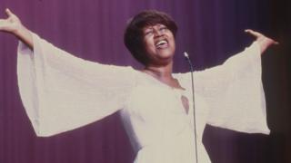 Franklin Aretha, que morreu nesta quinta-feira, cantando na década de 1970