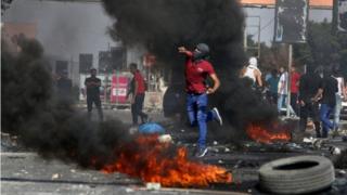 Palestinian protester throws object at Israeli troops near Nablus (16/10/15)