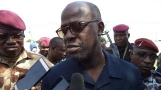 Le ministre ivoirien de la défense, Alain-Richard Donwahi, face à la presse à Bouaké