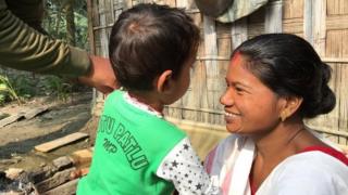 Shewali Boro con su hijo Riyan Chandra Boro.